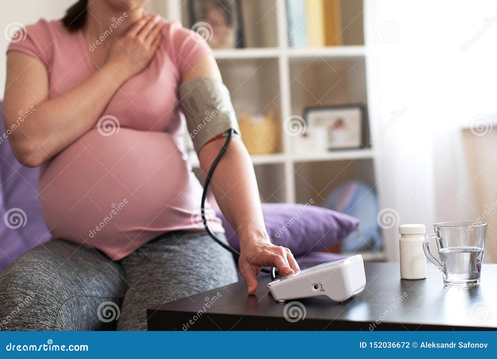 Fa Fuori Una Con Sanguigna Una Donna Misura La Pressione Sanguigna Con Un Misuratore Elettronico