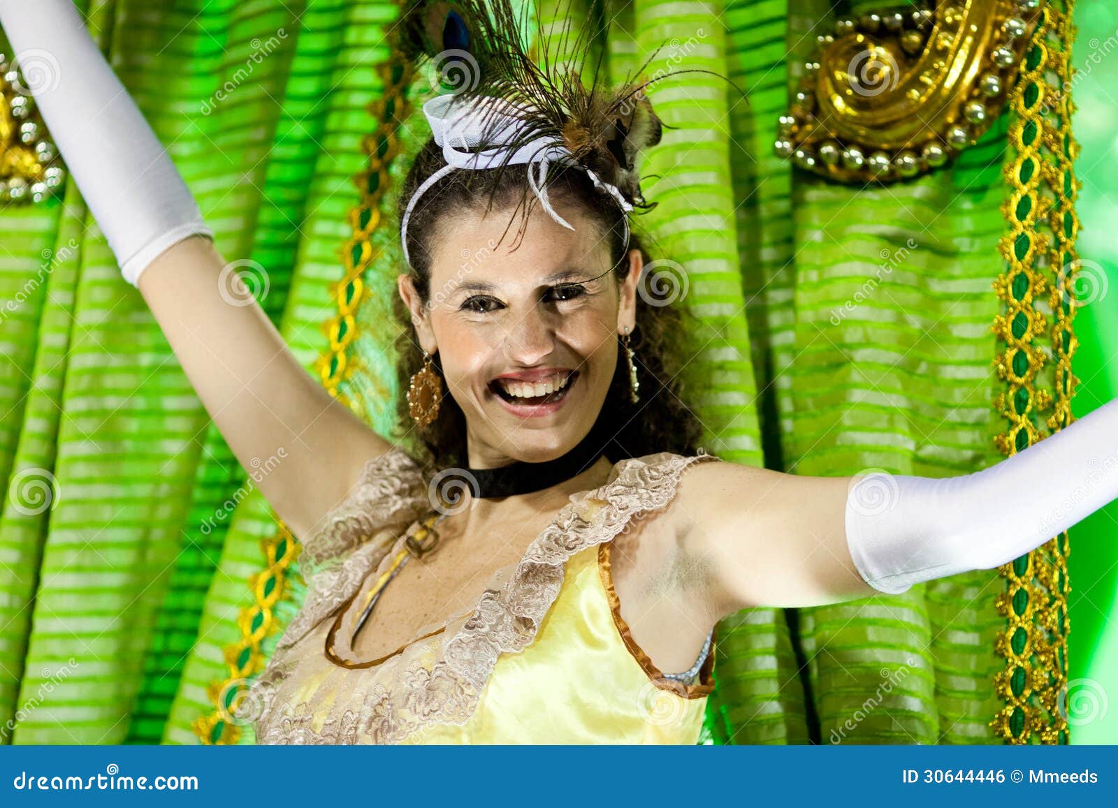 Una Donna Nel Dancing Del Costume Sul Carnevale a Sambodromo in Rio De  Janeiro Fotografia Editoriale - Immagine di ballerino, notte: 30644446