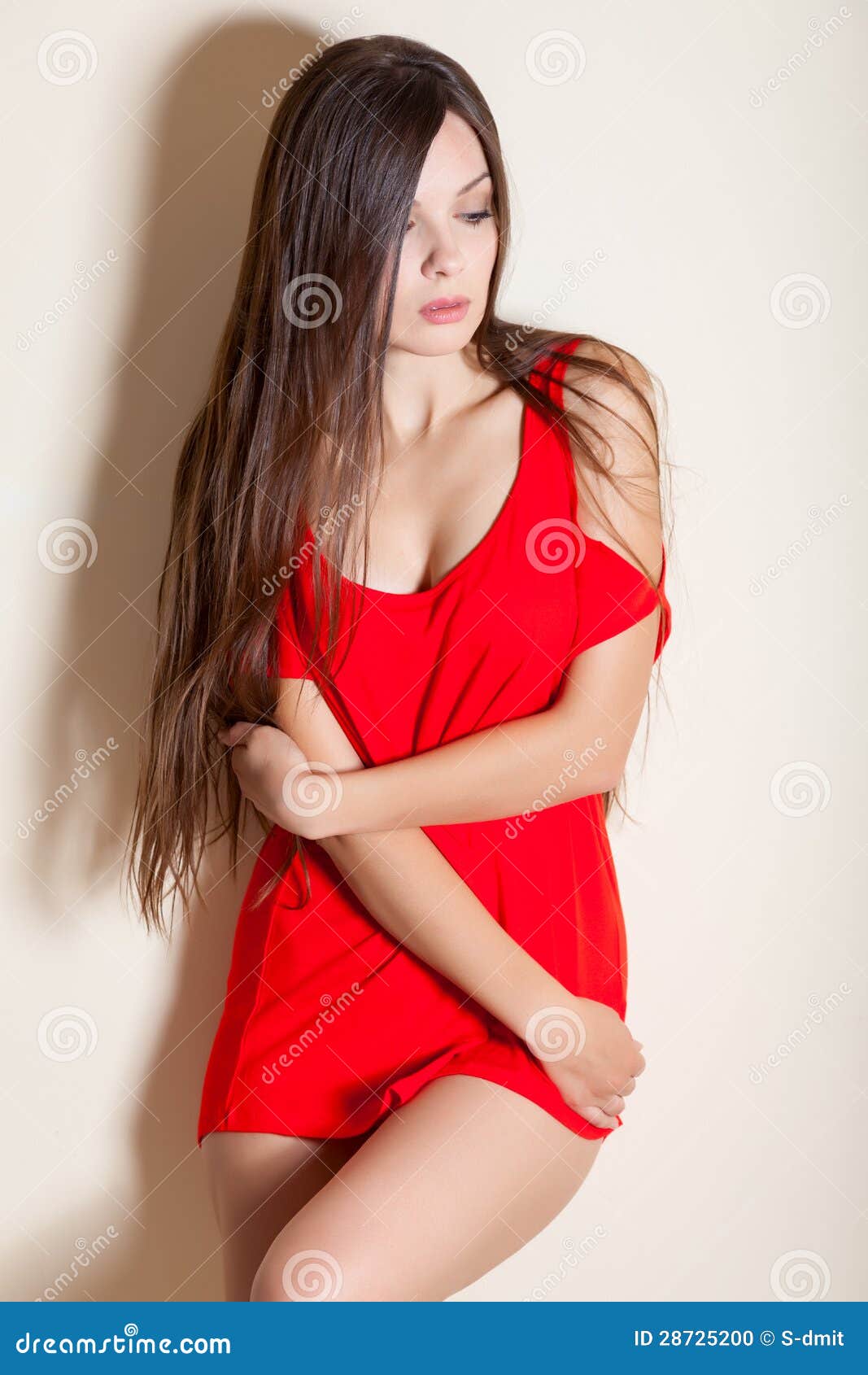 Una Donna Sexy in Maglietta Rossa Fotografia Stock - Immagine di donna,  fascino: 28725200