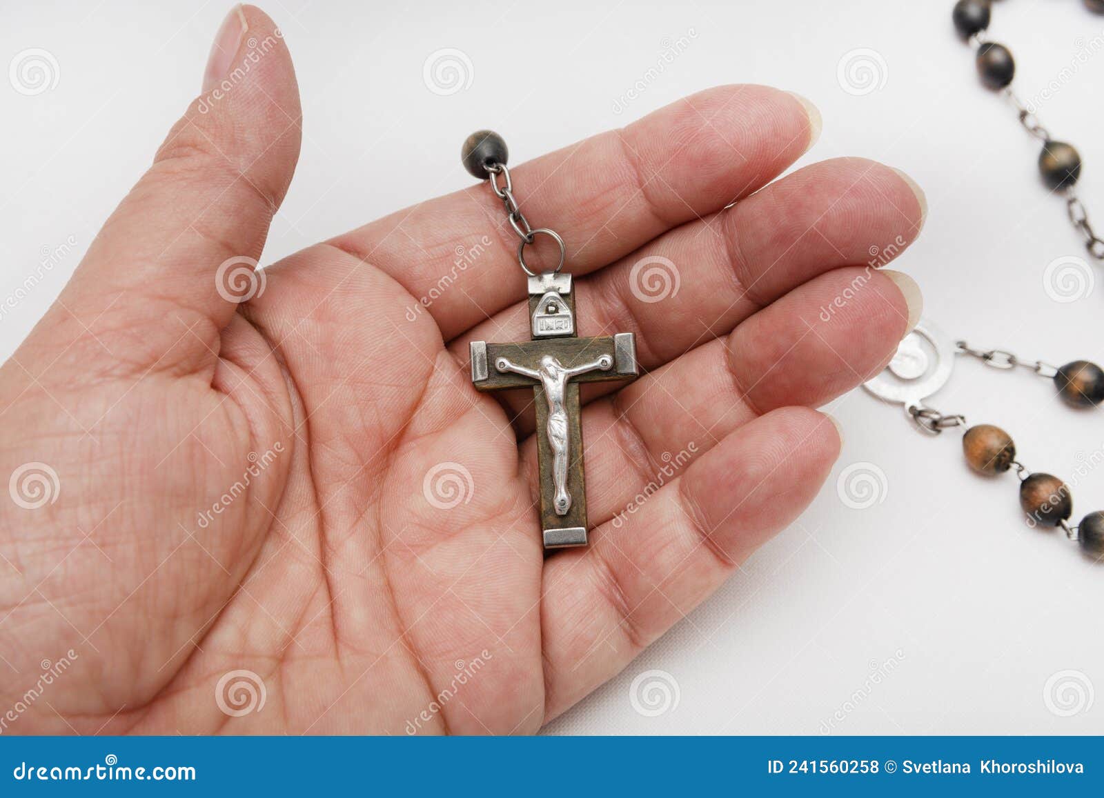 Una Donna Tiene in Mano Un Rosario Santo. Cattolico. Tempo Di Preghiera  Fotografia Stock - Immagine di amore, speranza: 241560258