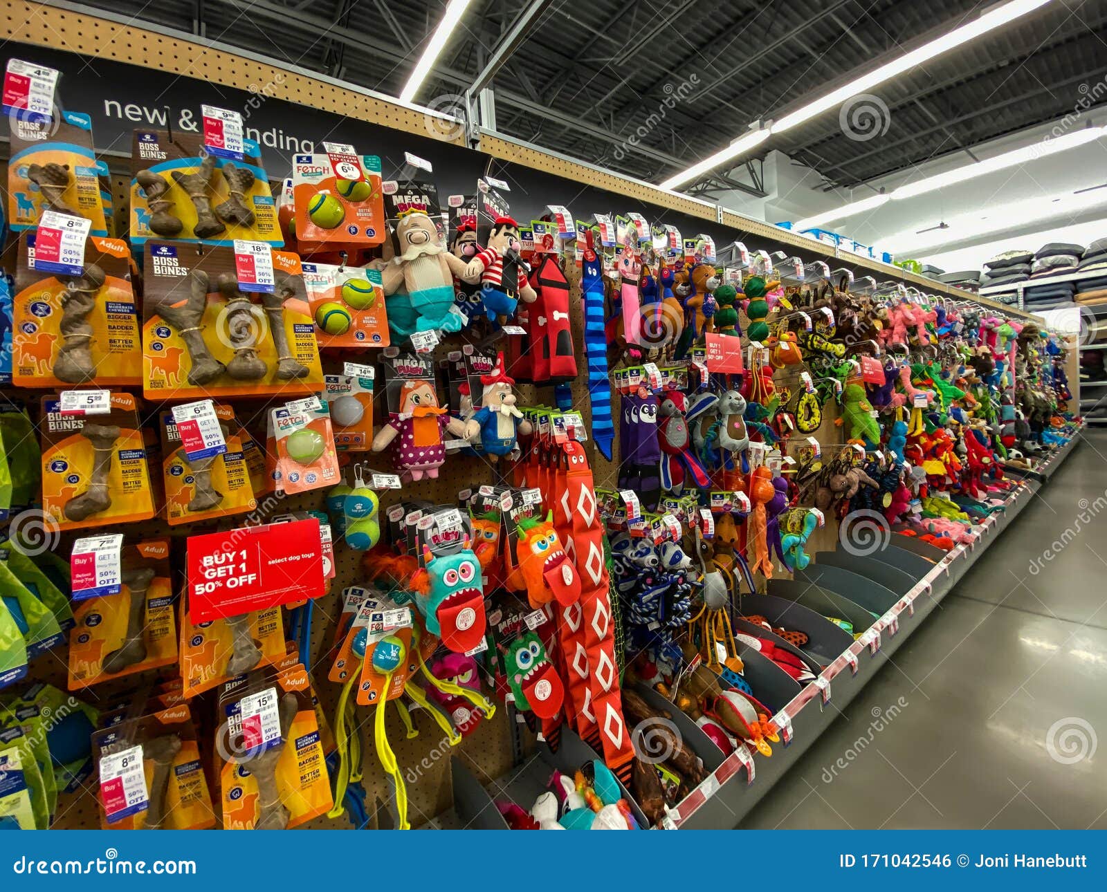 Una Exhibición De Varias Marcas De Juguetes De Perro A La Venta En Una Tienda Petsmart Superstore Foto editorial - Imagen de superstore, exhibición: 171042546