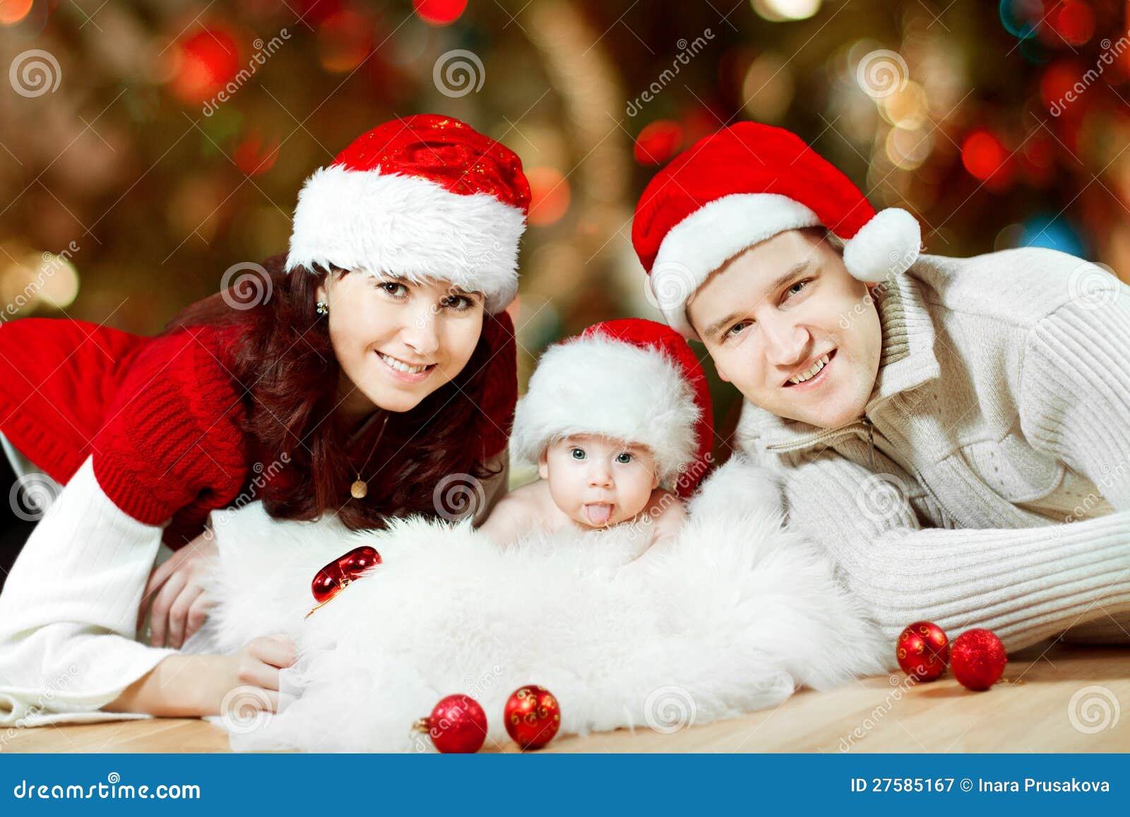 Una Famiglia Di Natale Di Tre Persone In Cappelli Rossi Immagine Stock Immagine Di Bambino Ridere