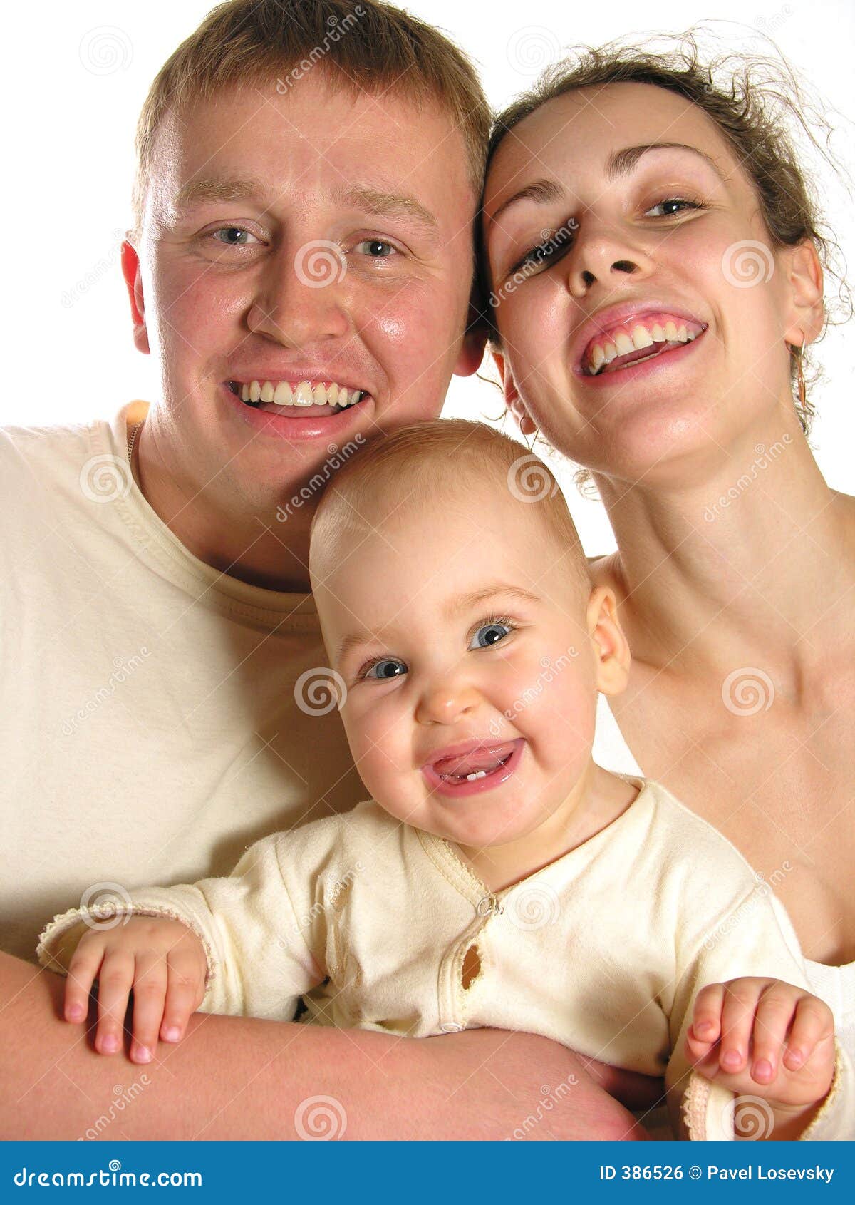 Una famiglia di tre sorridente isolata
