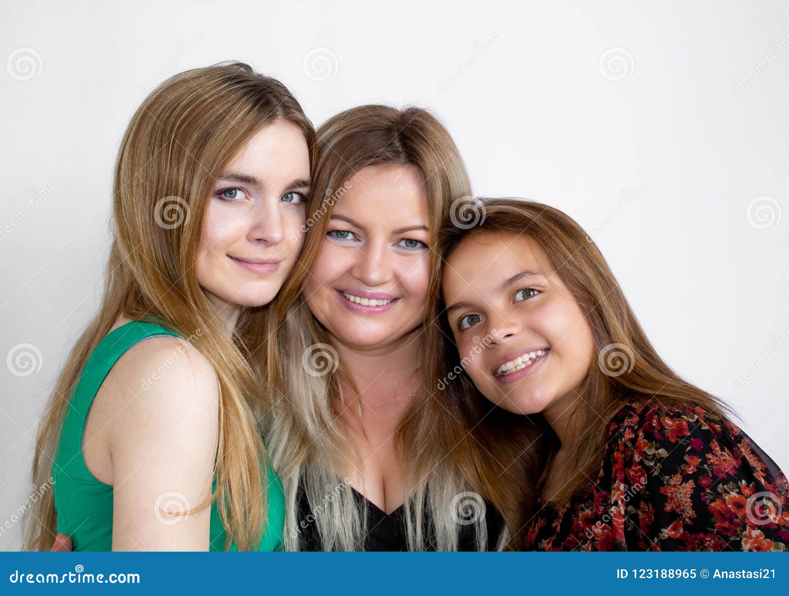 Una Famiglia Felice Mamma E Due Figlie Foto Di Famiglia Immagine Stock Immagine Di Cabina Giorno