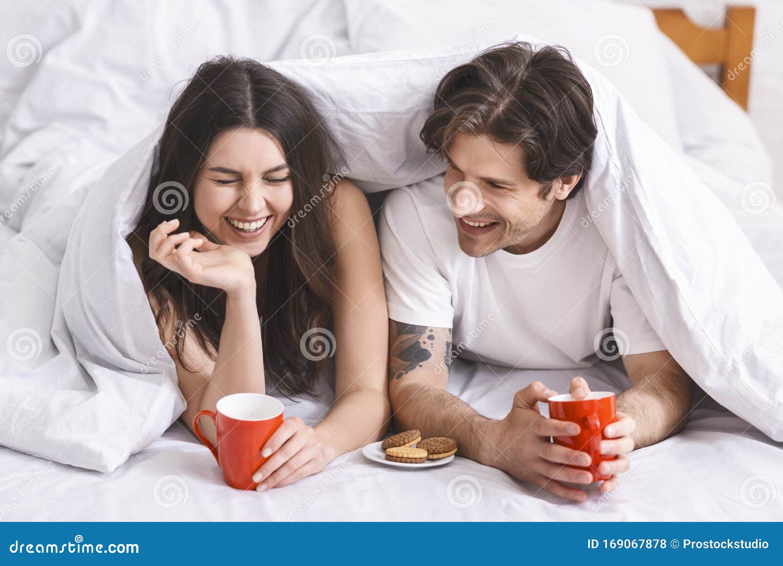 Una Felice Coppia Sposata Che Fa Colazione a Letto Sotto La