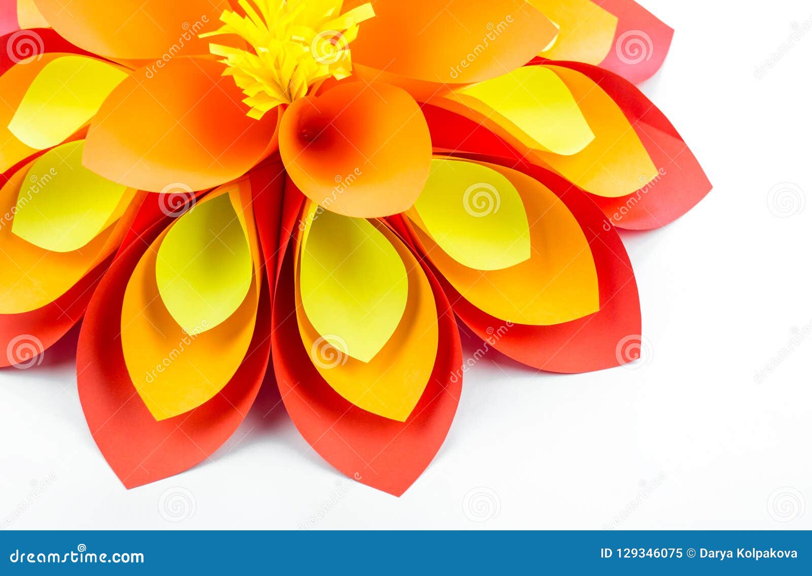 Una Flor Grande Hecha De Los Colores Amarillos Naranja-rojos De Papel  Imagen de archivo - Imagen de papel, floral: 129346075