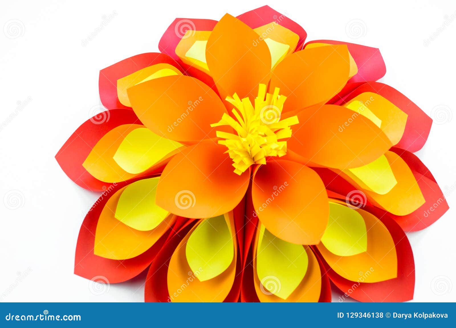 Una Flor Grande Hecha De Los Colores Amarillos Naranja-rojos De Papel Foto  de archivo - Imagen de handmade, madres: 129346138