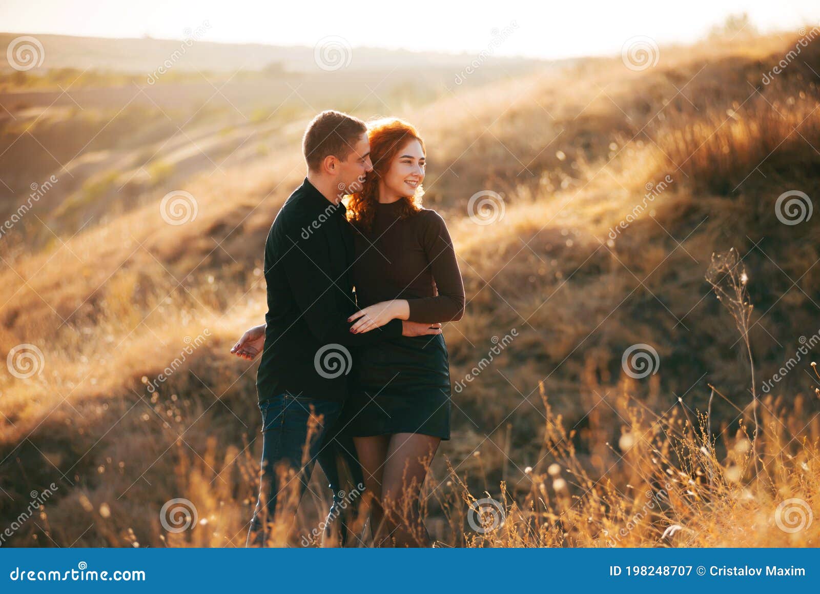 Una Foto De Una Pareja Abrazada Mirando En Una Dirección En El Campo Imagen de archivo - Imagen de sunset, lazo: 198248707 Una Foto De Una Pareja Abrazada Mirando En Una Dirección En El Campo Imagen de archivo - Imagen de sunset, lazo: 198248707