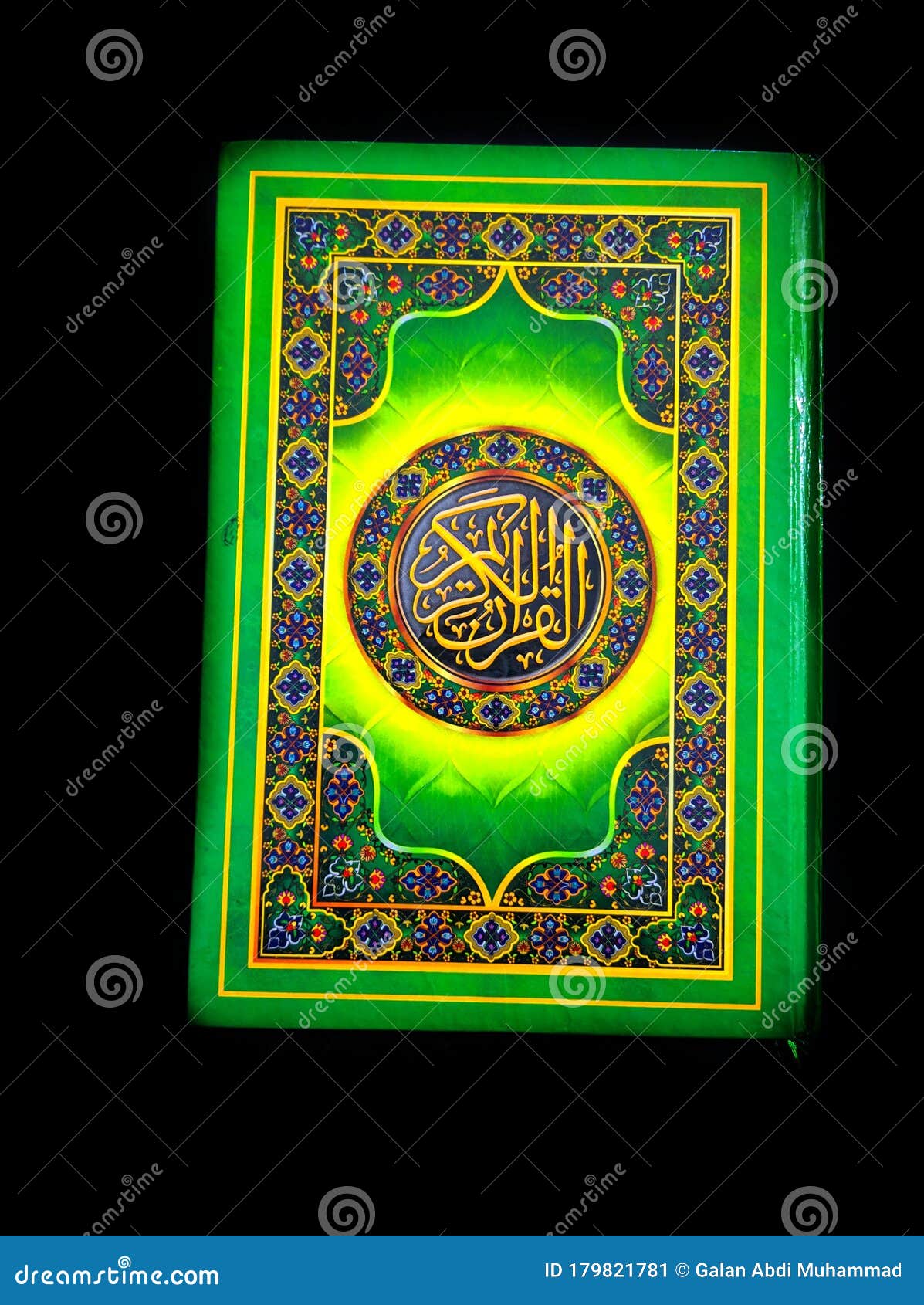 Una Foto Del Corano Pronta Per Il Ramadan. L'arabo Sulla Copertina è  Tradotto Come Il Corano Immagine Stock - Immagine di lanterna, etnico:  179821781