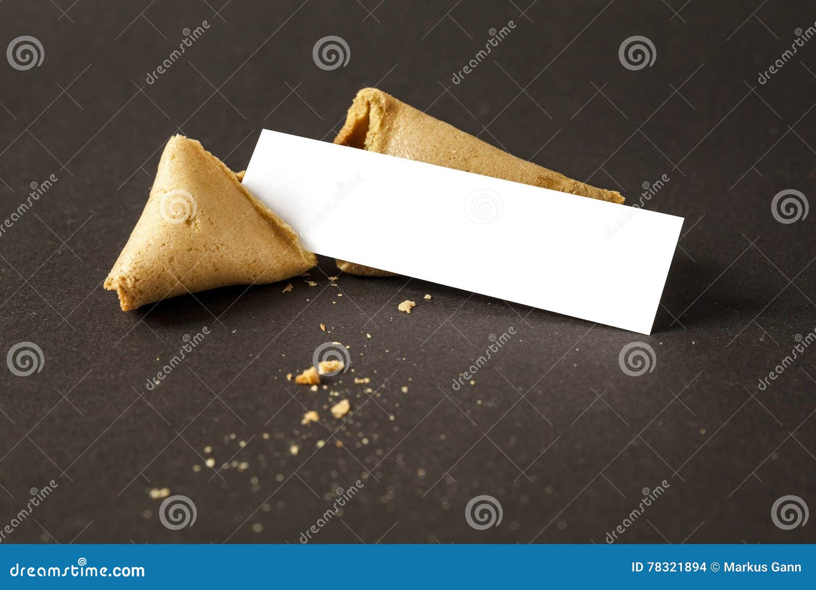 Galleta De La Suerte Con El Mensaje En Blanco En El Fondo Blanco Foto de  archivo - Imagen de salud, americano: 30600922