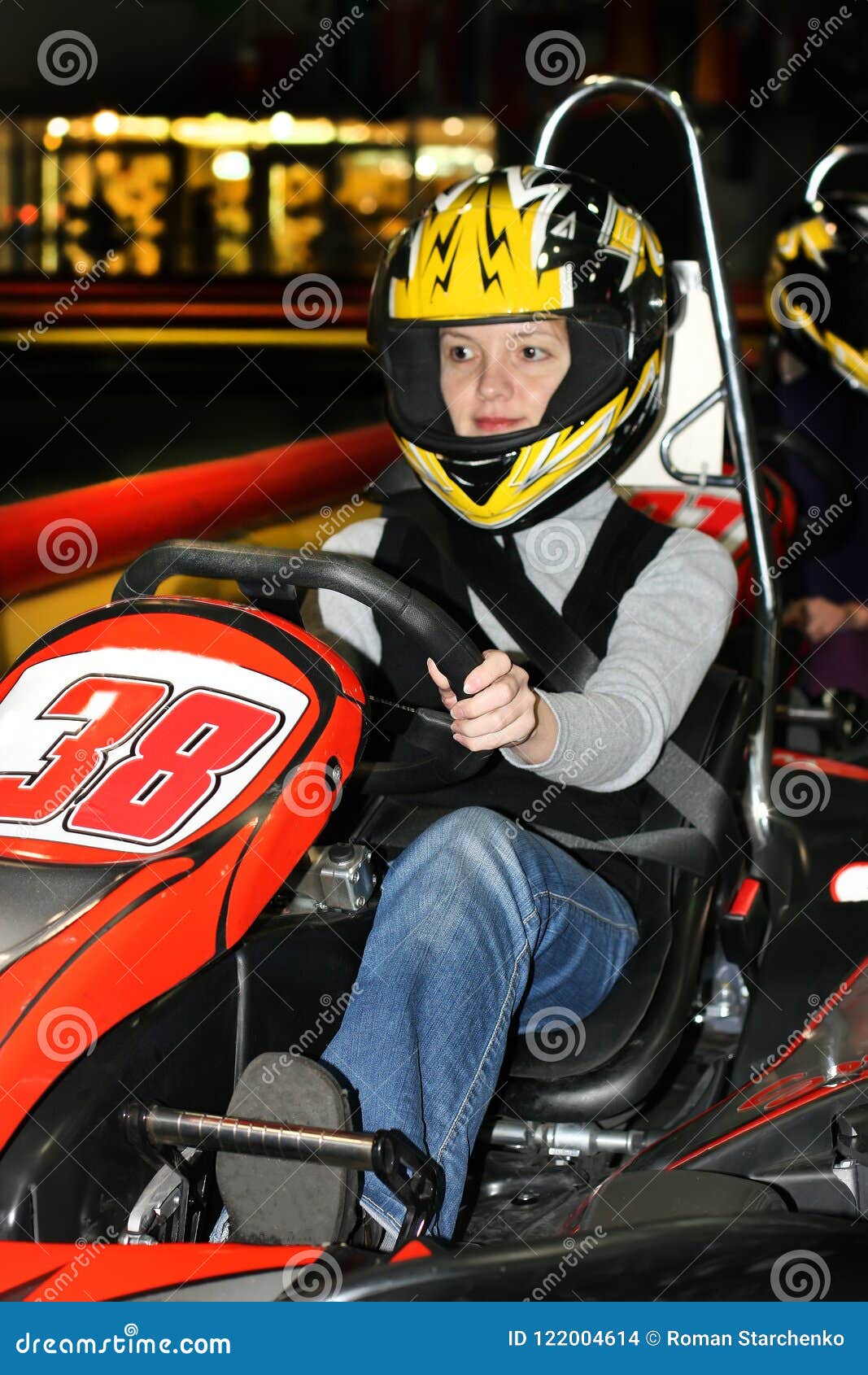 Una Giovane Donna in Un Casco in Un Da Go-kart Sul Indo Karting Della Pista  Immagine Stock Editoriale - Immagine di potenza, movimento: 122004614