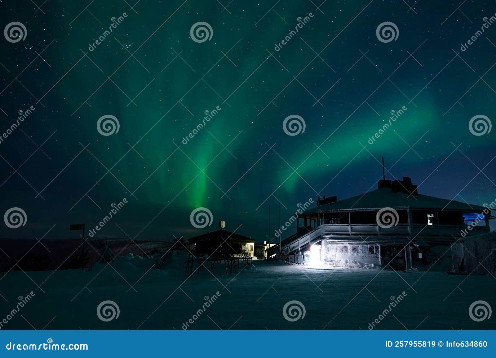 Una Gran Lámpara Brillante Cerca De Una Casa Solitaria Bajo El Colorido  Cielo Nocturno. Imagen de archivo - Imagen de aurora, colorido: 257955819