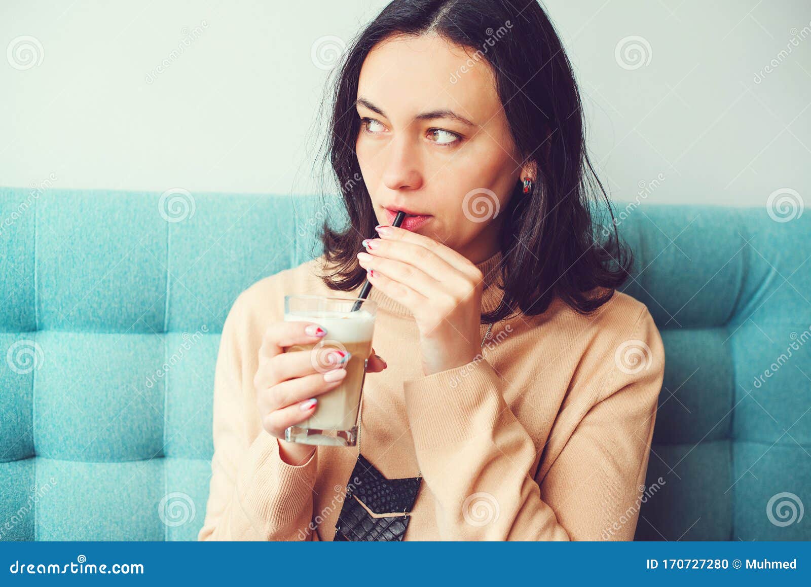 Una Guapa Morena Sostiene Un Vaso De Leche Caliente La Chica Disfruta De La Bebida Durante El