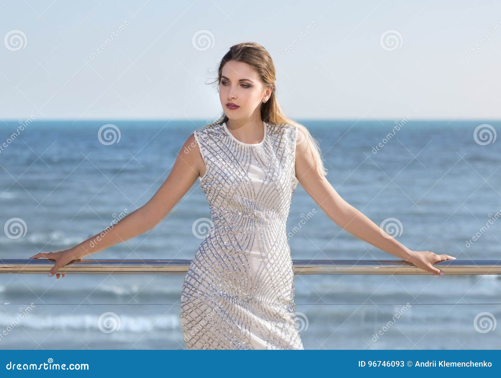 dulce Disipación lo hizo Una Hembra Hermosa En Un Vestido Blanco Brillante Con Los Modelos En Un  Fondo De Un Mar Azul Imagen de archivo - Imagen de sonrisa, encantador:  96746093