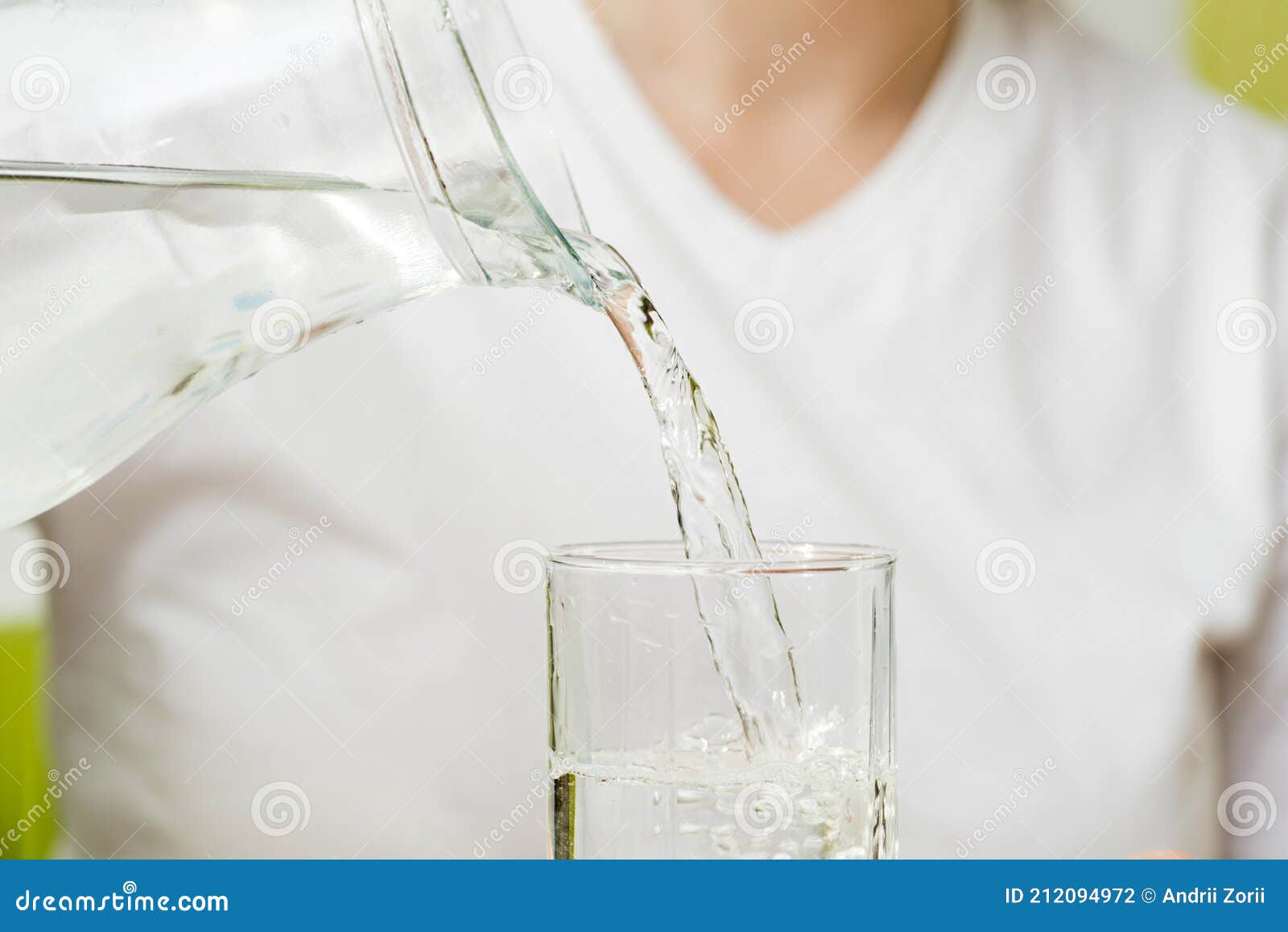 Una Hembra Vierte Agua Fresca Y Transparente De Una Jarra En Un Vaso.  Concepto De Salud Y Dieta. Agua Limpia Para Una Buena Salud Foto de archivo  - Imagen de persona, completo