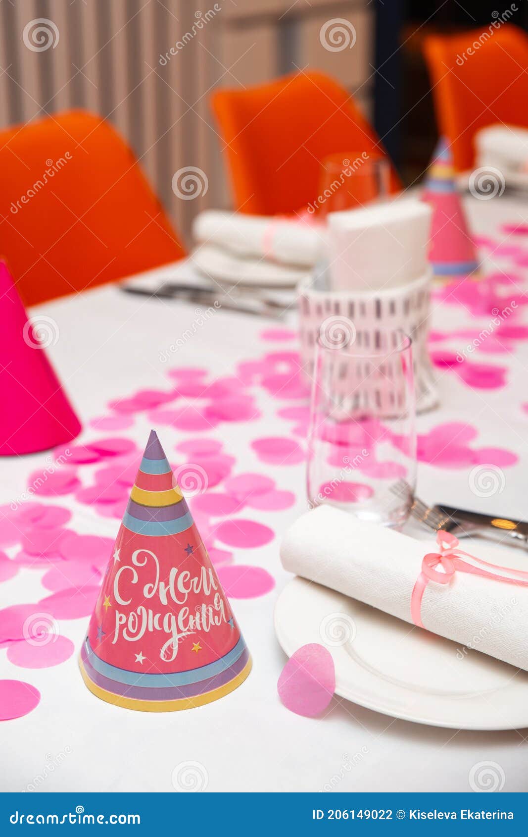 Una Hermosa Mesa Para Un Cumpleaños Infantil. Platos Vacíos Con Cubiertos Y  Top Con Las Palabras Feliz Cumpleaños. Foto de archivo - Imagen de placas,  festivo: 206149022