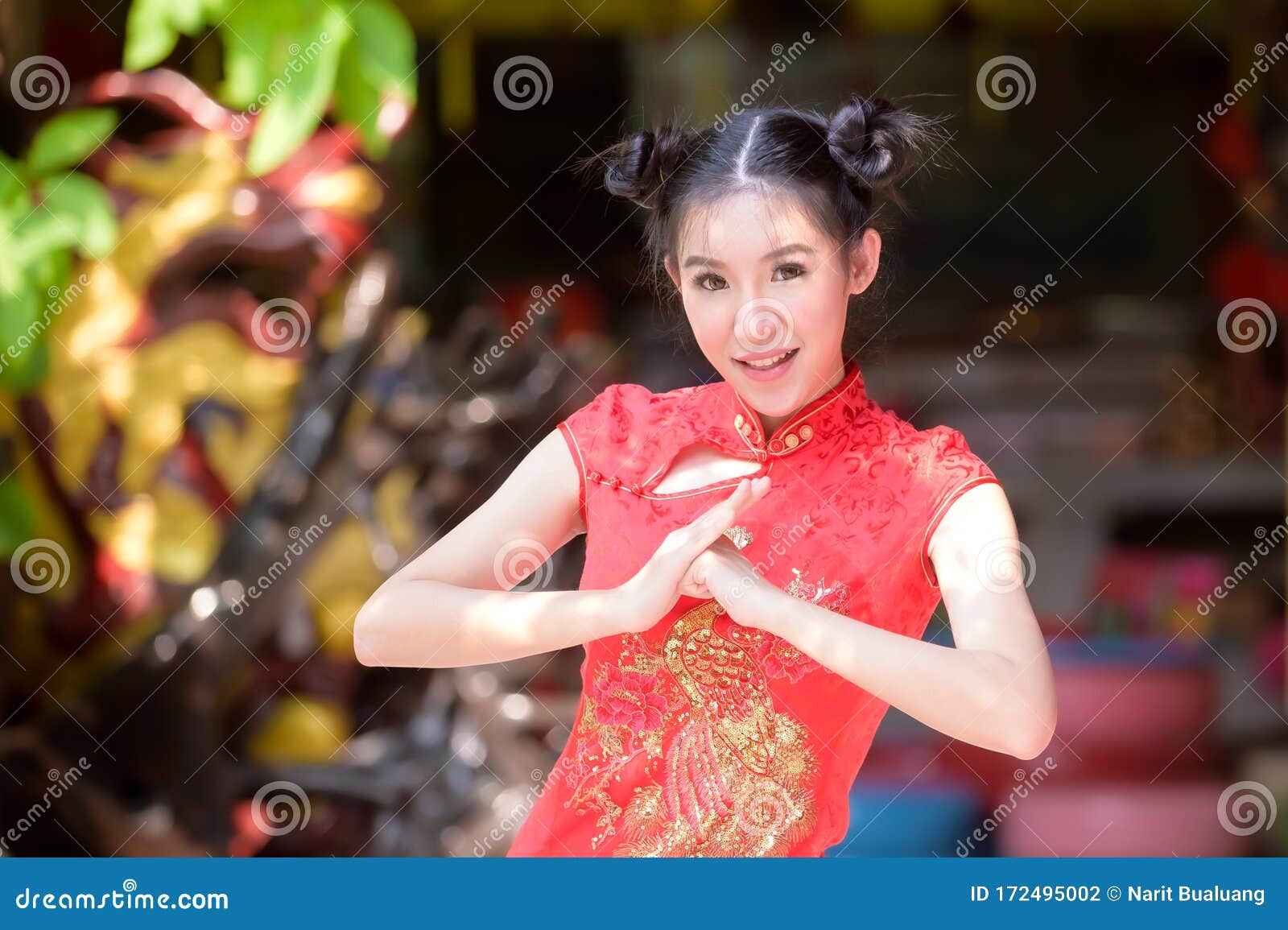 volverse loco Ser amado Ingenieros Una Hermosa Mujer Asiática Toma Una Foto Con Un Disfraz Chino, Mostrando Un  Saludo Tradicional Por El Año Nuevo Chino Foto de archivo - Imagen de  lindo, manera: 172495002