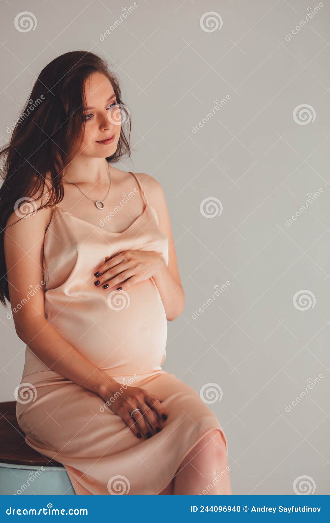 Una Hermosa Mujer Embarazada Con Un Vestido De Seda En Un Barril Azul. Foto  de archivo - Imagen de foto, elegancia: 244096940