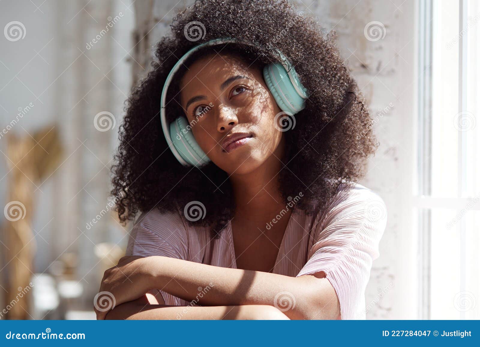 Una Hermosa Mujer Mixta Está Cautivada Por Las Sensaciones Agradables  Imagen de archivo - Imagen de hermoso, africano: 227284047