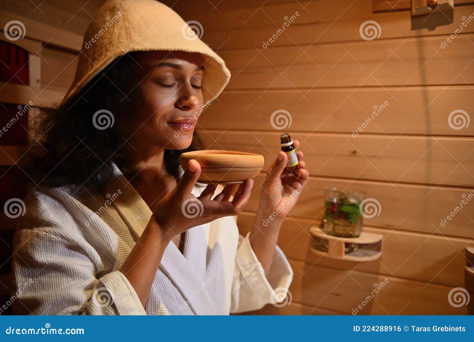 Mujer descansando en sauna de infrarrojos. tratamiento de balneario de spa.  conceptos de terapia de belleza