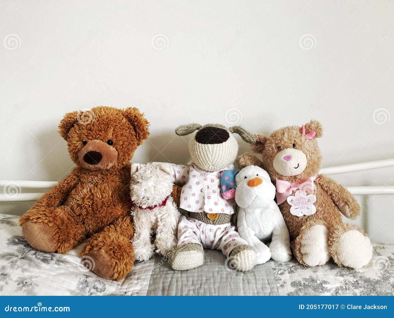 Una Hilera De Osos De Peluche Y Juguetes Con Mimo Sobre Una Cama Imagen de archivo - Imagen de cama, lindo: 205177017 Una Hilera De Osos De Peluche Y Juguetes Con Mimo Sobre Una Cama Imagen de archivo - Imagen de cama, lindo: 205177017