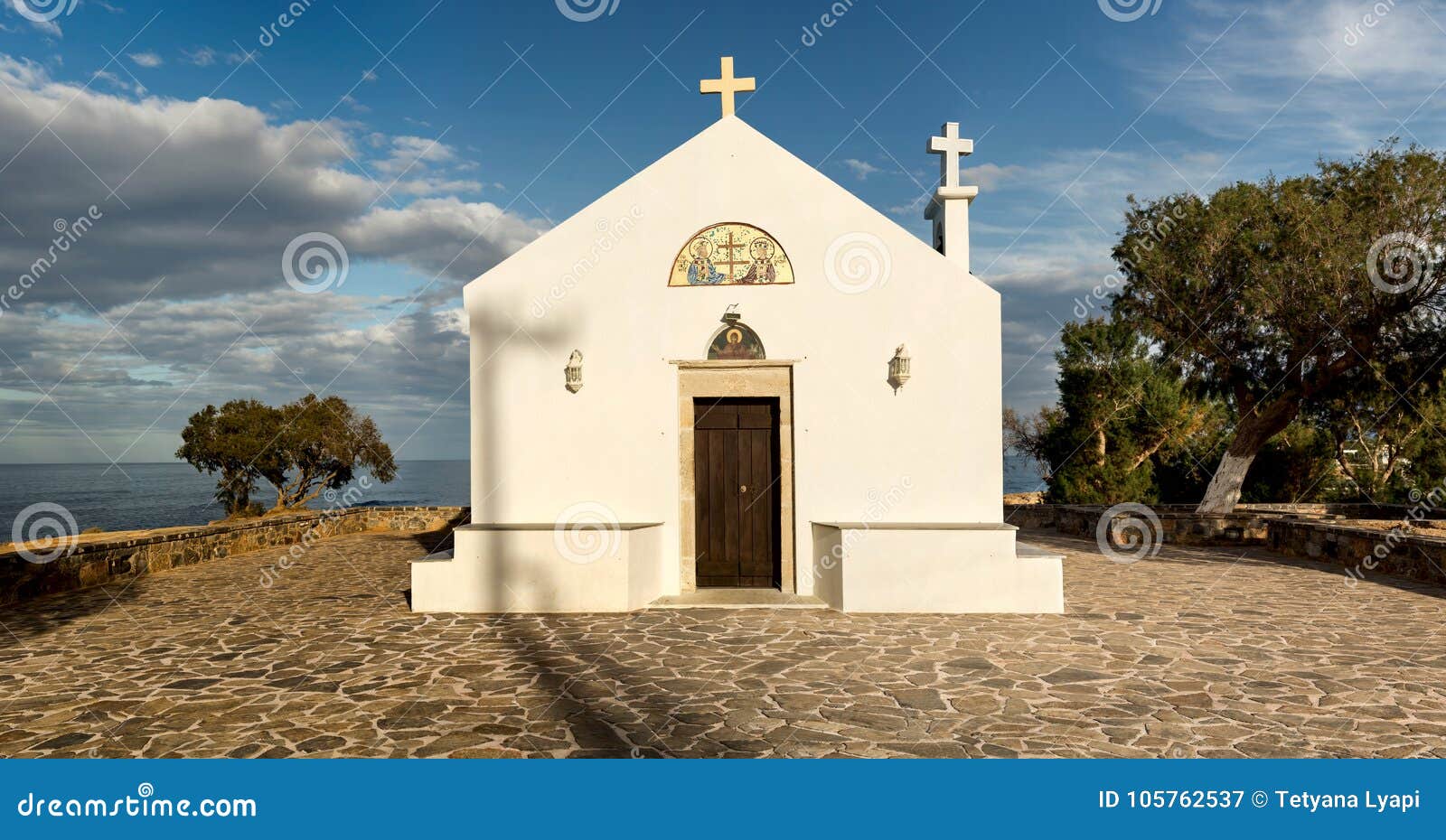 Una Iglesia Pequeña, Moderna, Ortodoxa Imagen de archivo - Imagen de  cristianismo, nubes: 105762537