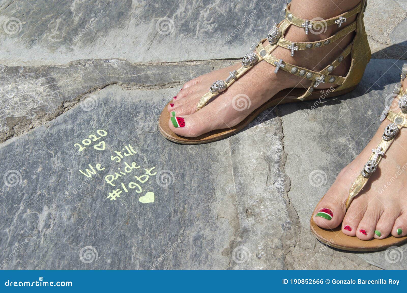 Una Imagen De Una Mujer Con Pies En Sandalias Doradas Dice Una Frase Sobre  Lgtbiq Foto de archivo - Imagen de calma, sunglasses: 190852666