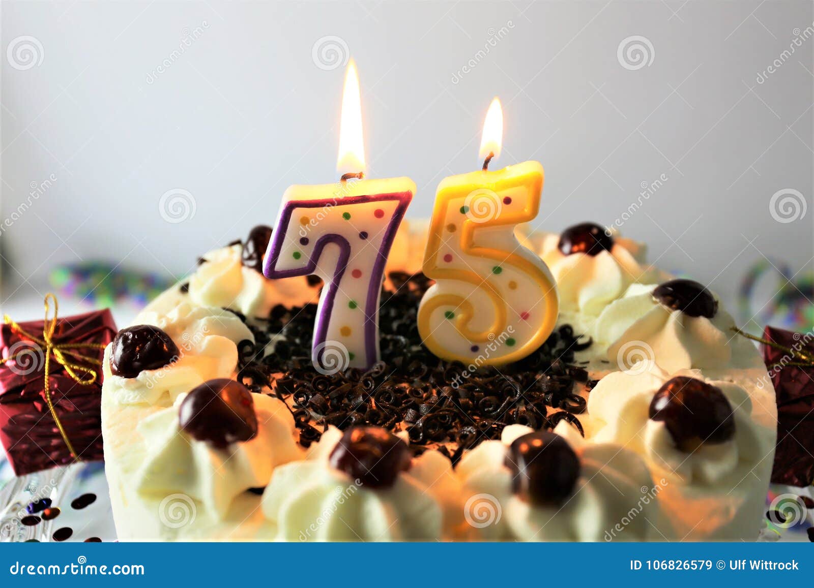 Mano Sosteniendo Torta De Cumpleaños Con Número De Vela 1 Ilustración del  Vector - Ilustración de imagen, torta: 251894164