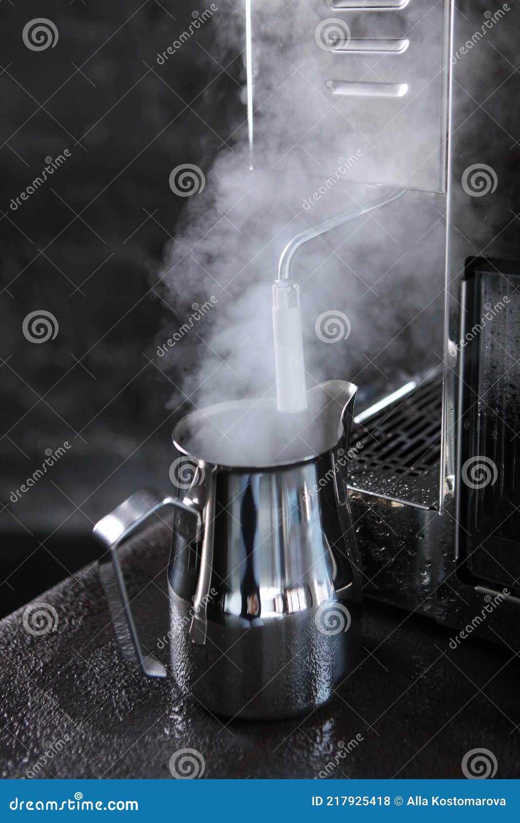 Una Jarra De Leche Metálica Junto a La Cafetera. Un Fuerte Chorro De Vapor.  Foto Vertical. Foto de archivo - Imagen de departamento, taza: 217925418