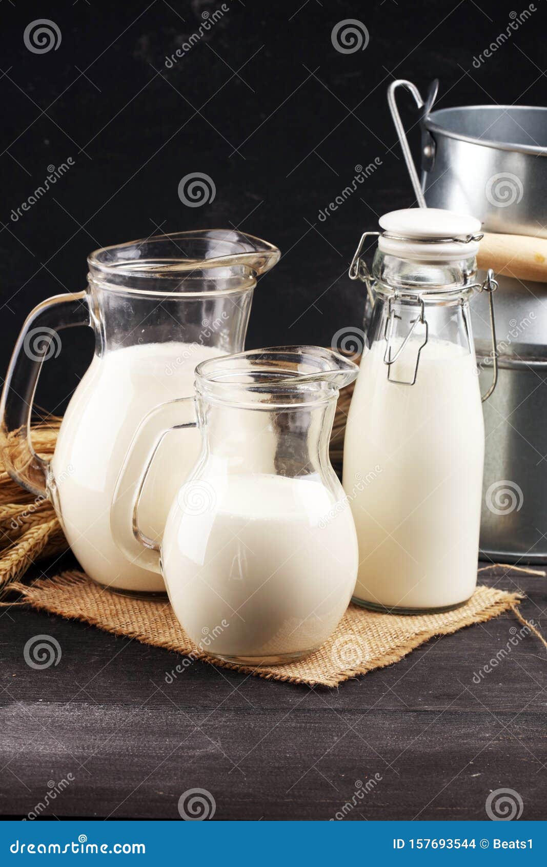 Jarra de leche y vaso sobre mesa de madera