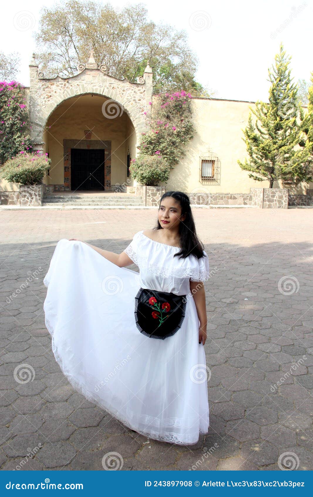 Una Joven Adolescente Lleva Un Vestido Blanco Regional Mexicano Con Un Detalle Bordado Negro Tradicional Del Estado De Veracruz Me Foto de archivo - Imagen de cultura, ropas: 243897908 Una Joven Adolescente Lleva Un Vestido Blanco Regional Mexicano Con Un Detalle Bordado Negro Tradicional Del Estado De Veracruz Me Foto de archivo - Imagen de cultura, ropas: 243897908