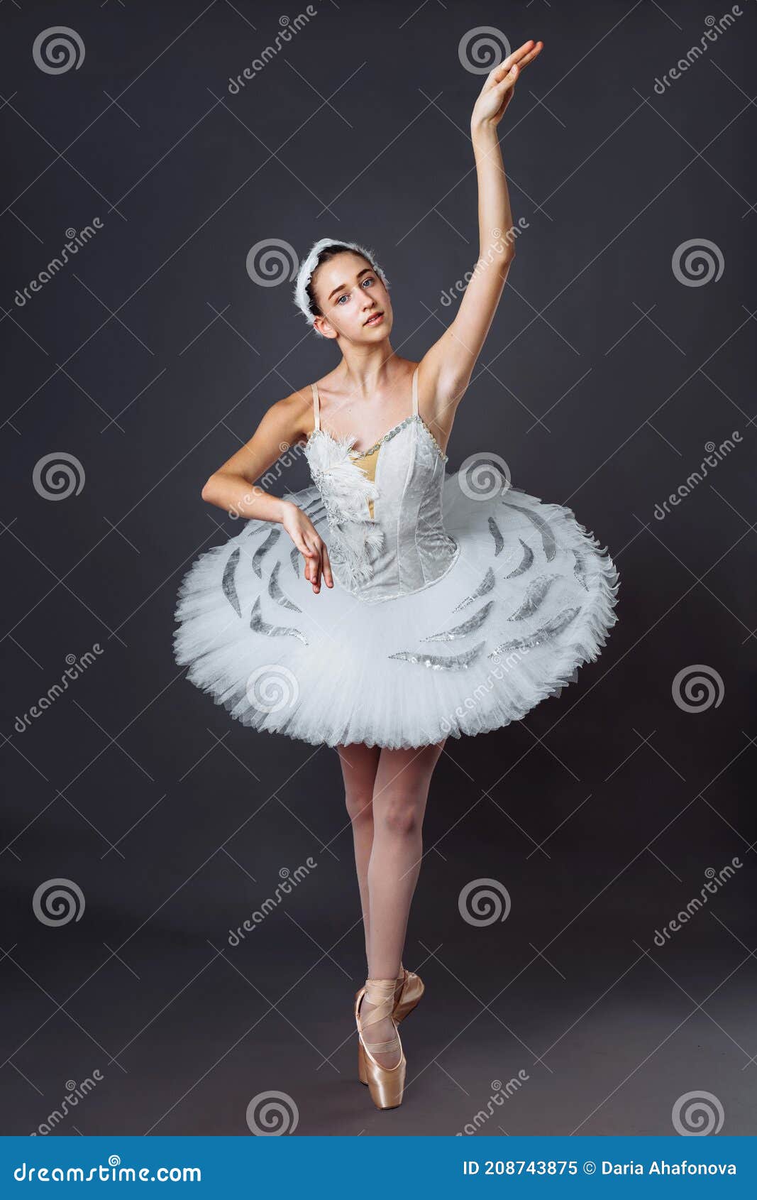 postre Jarra estación de televisión Una Joven Bailarina Elegante Vestida Con Zapatos De Punta De Ropa  Profesional Y Un Tutu Blanco Muestra Habilidades De Baile. Hermo Imagen de  archivo - Imagen de lifestyle, alineada: 208743875