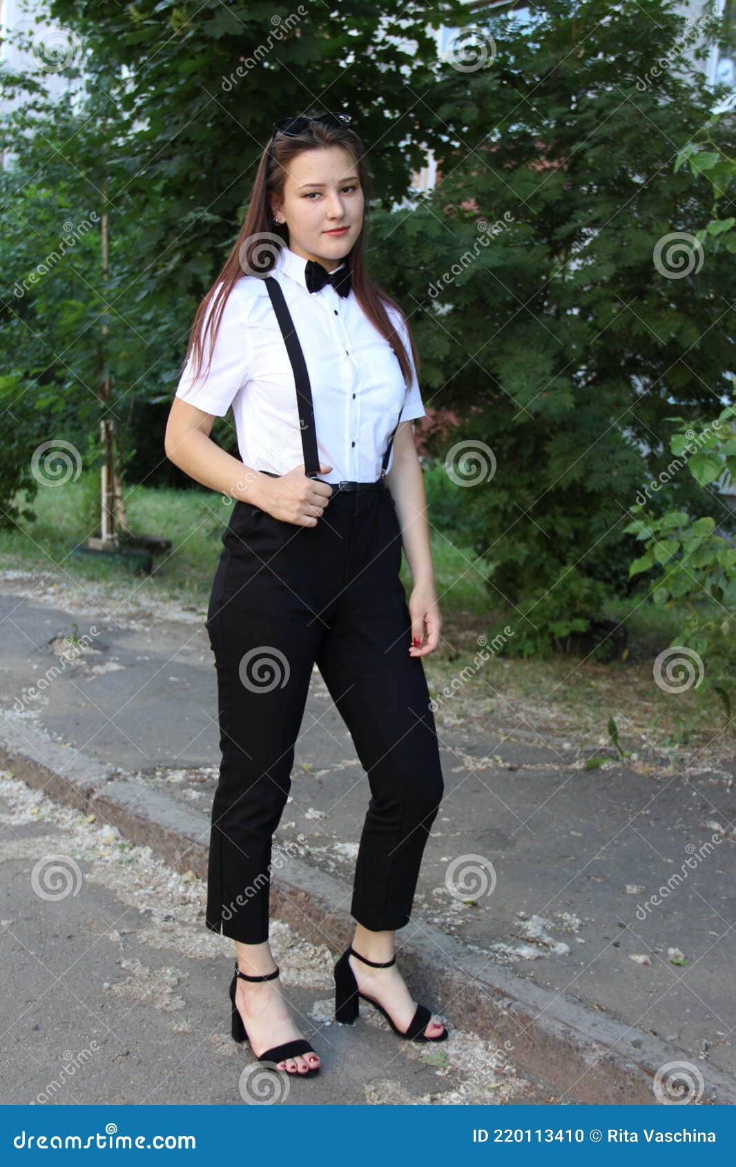 Una Joven Coreana Se Para En Una Blusa Pantalón Negro Y Pajarita. Foto de archivo - Imagen de resorte, miembro: 220113410