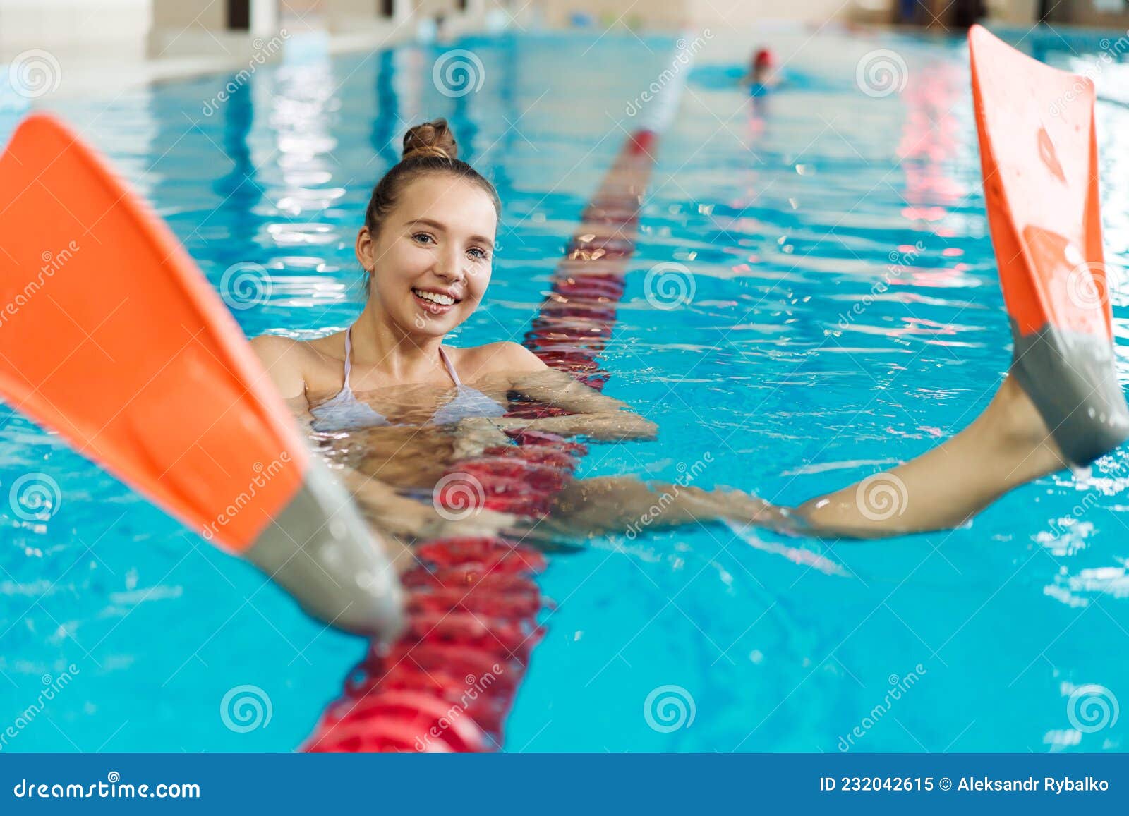 Una Joven Está Haciendo Fitness En La Piscina. Nadar En La Piscina En Aletas  Imagen de archivo - Imagen de disfrute, balneario: 232042615