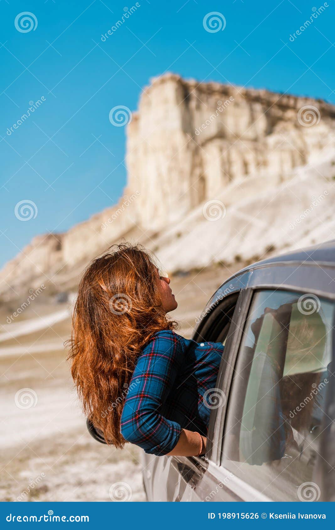 Una Joven Feliz Se Inclina Por Una Ventana De Auto En Un Viaje a