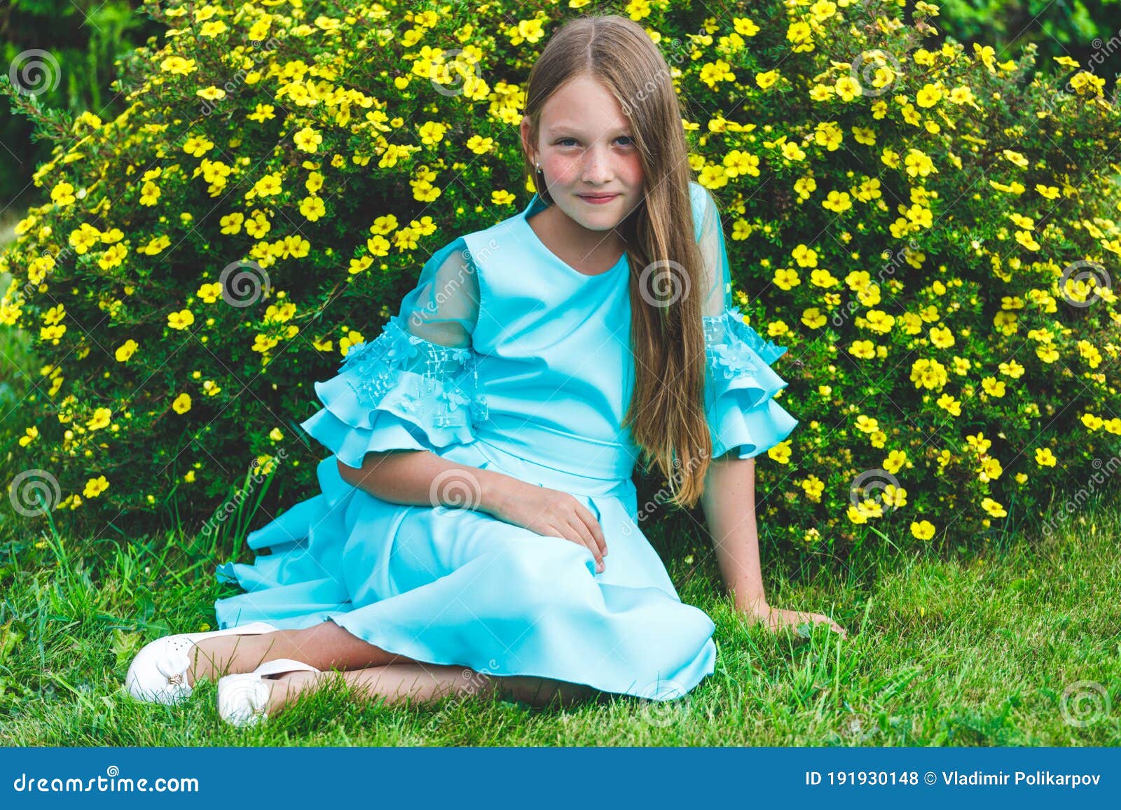Una Joven Hermosa Chica Con Un Vestido Azul Yace Sobre El Pasto En El  Parque Foto de archivo - Imagen de felicidad, hembra: 191930148