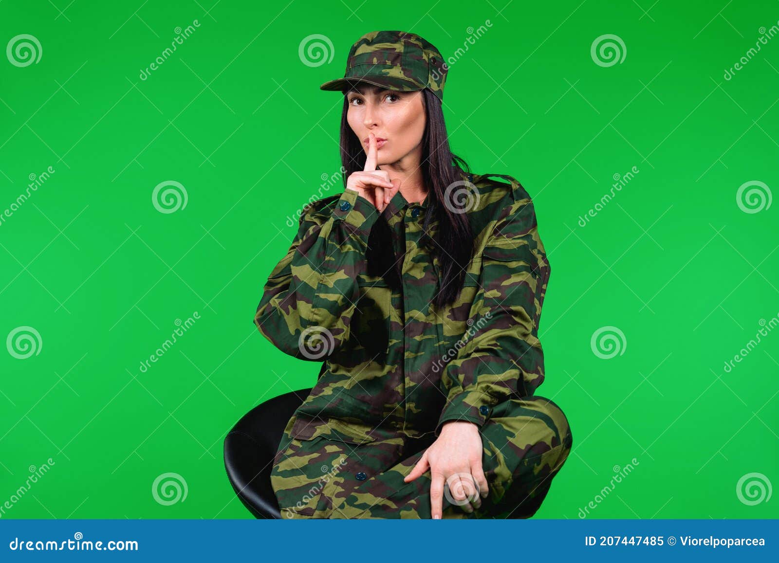 Mujer con ropa militar con máscara sobre fondo claro y con