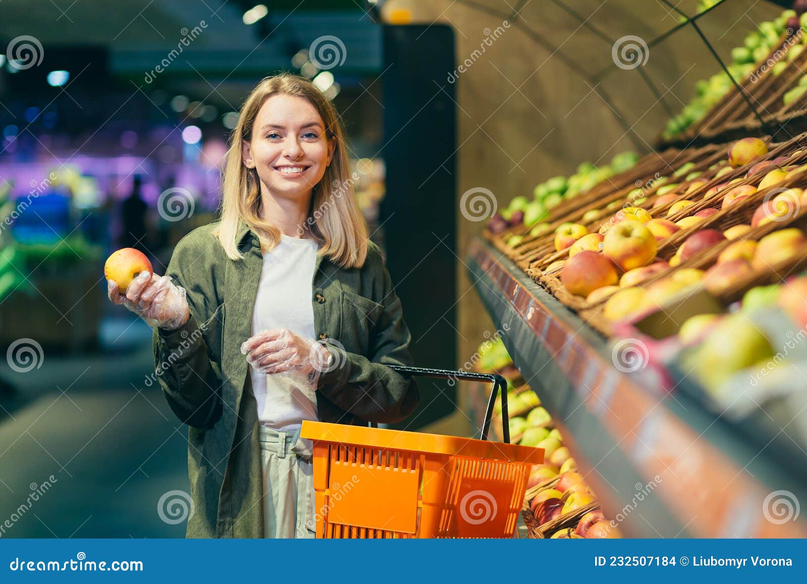 Una Joven Rubia Elige Frutas Verduras En El Mostrador Del Supermercado imagen