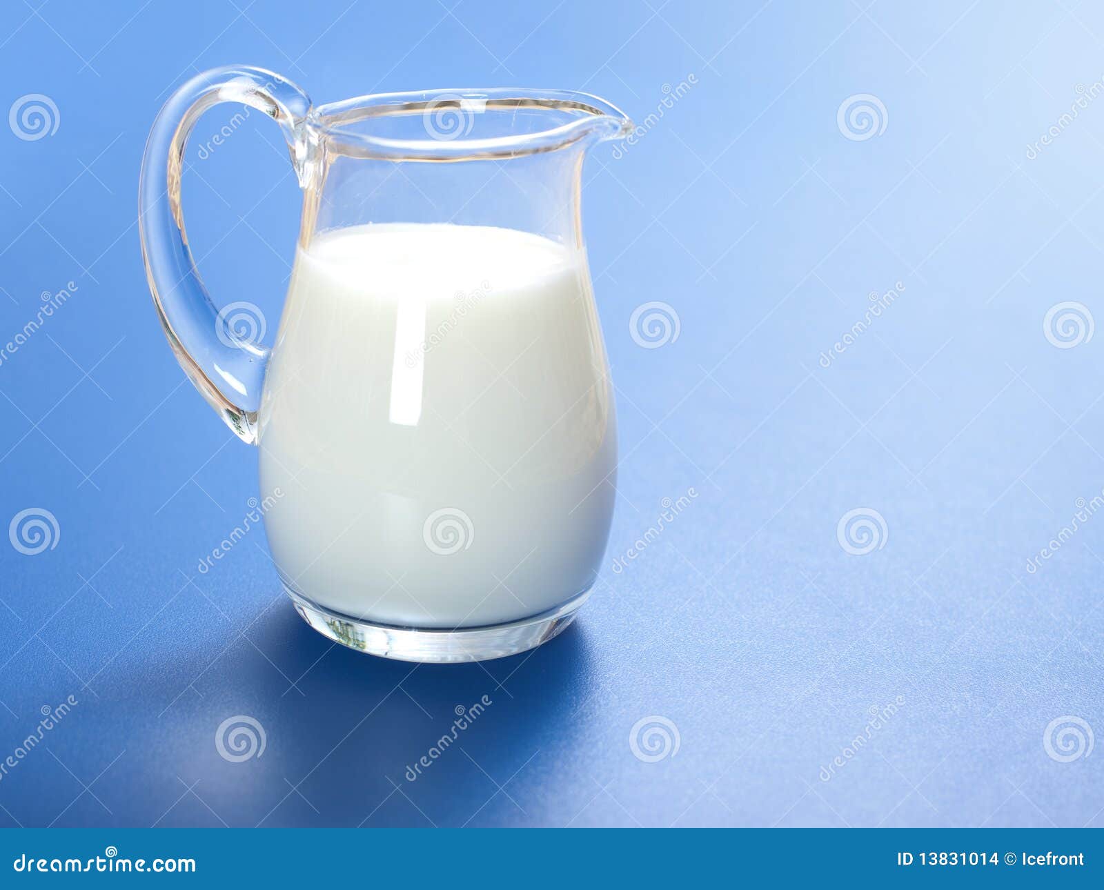 junto a Rodeo embrague Una leche del litro foto de archivo. Imagen de comer - 13831014