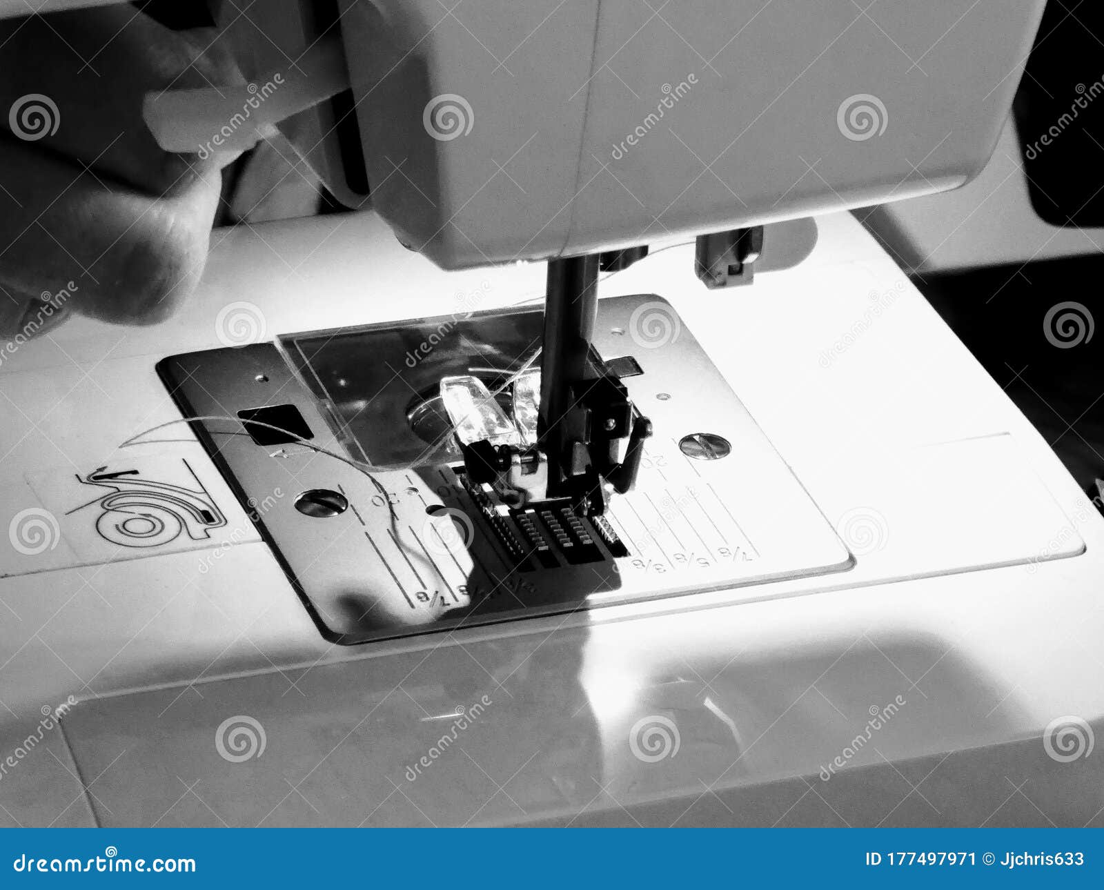 Una Máquina De Coser Electrónica En Blanco Y Negro. Imagen de