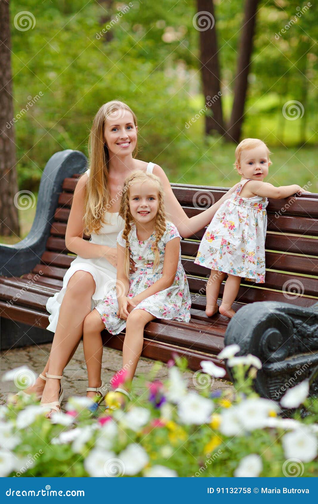 Blonde daughter. Мама с дочкой на лавочке. Фотосессия мама с дочкой на лавочке. Фотосессия в парке мама с дочками на лавочке. Фотосессия мать и дочь на скамейке.