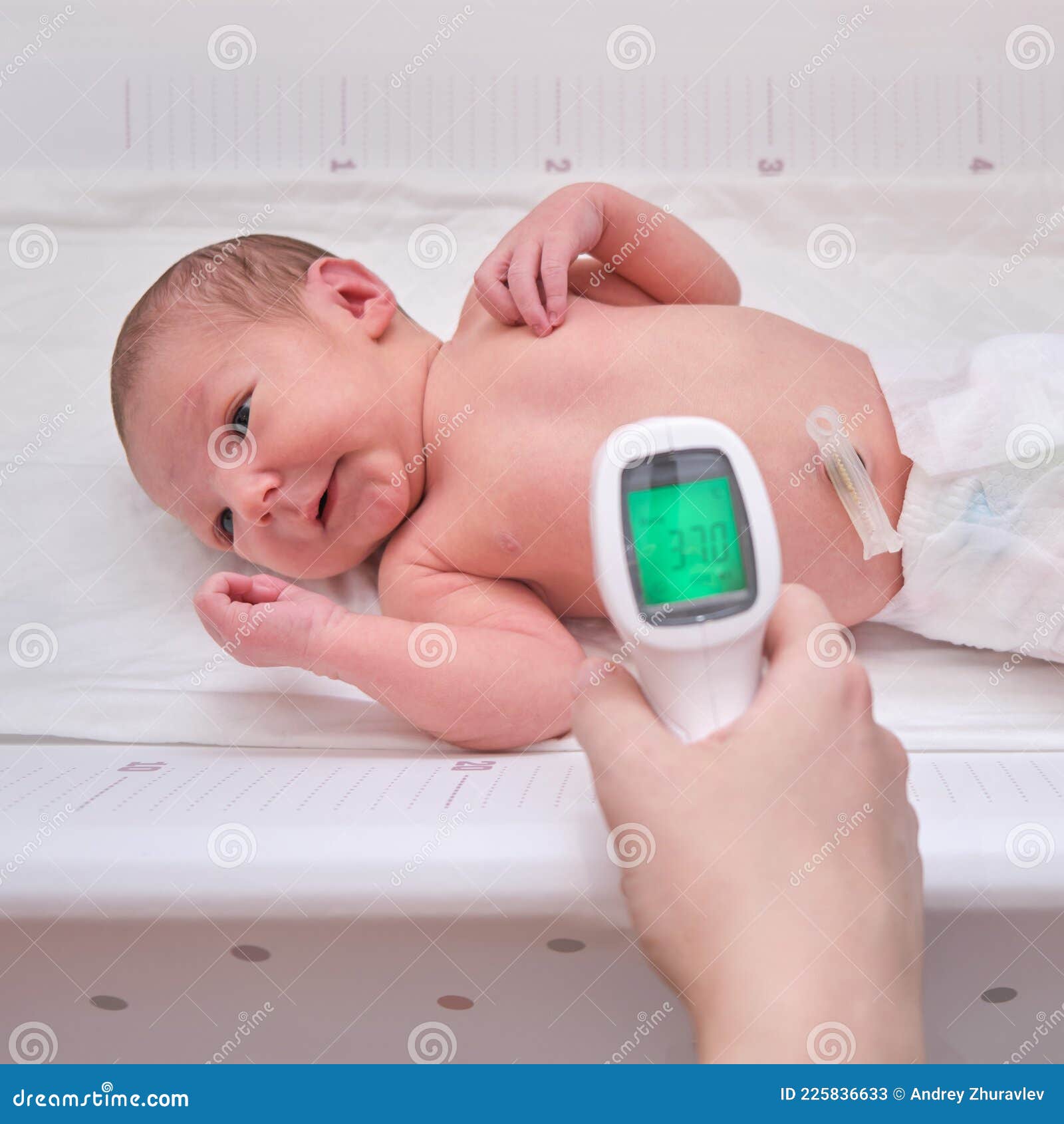 Una Madre Misura La Temperatura Corporea Di Un Neonato Con Un
