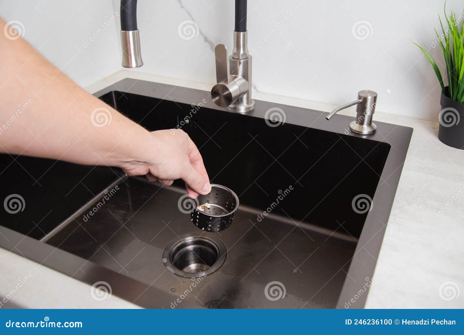 Una Mano De Hombre Elimina Un Filtro Metálico Del Drenaje Del Fregadero De  La Cocina. Limpieza Del Desagüe Y De Los Tubos De Obtur Foto de archivo -  Imagen de humano, limpiamiento