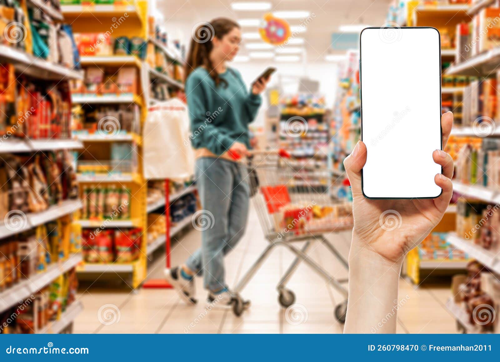 Carro de compras en el fondo del supermercado de desenfoque