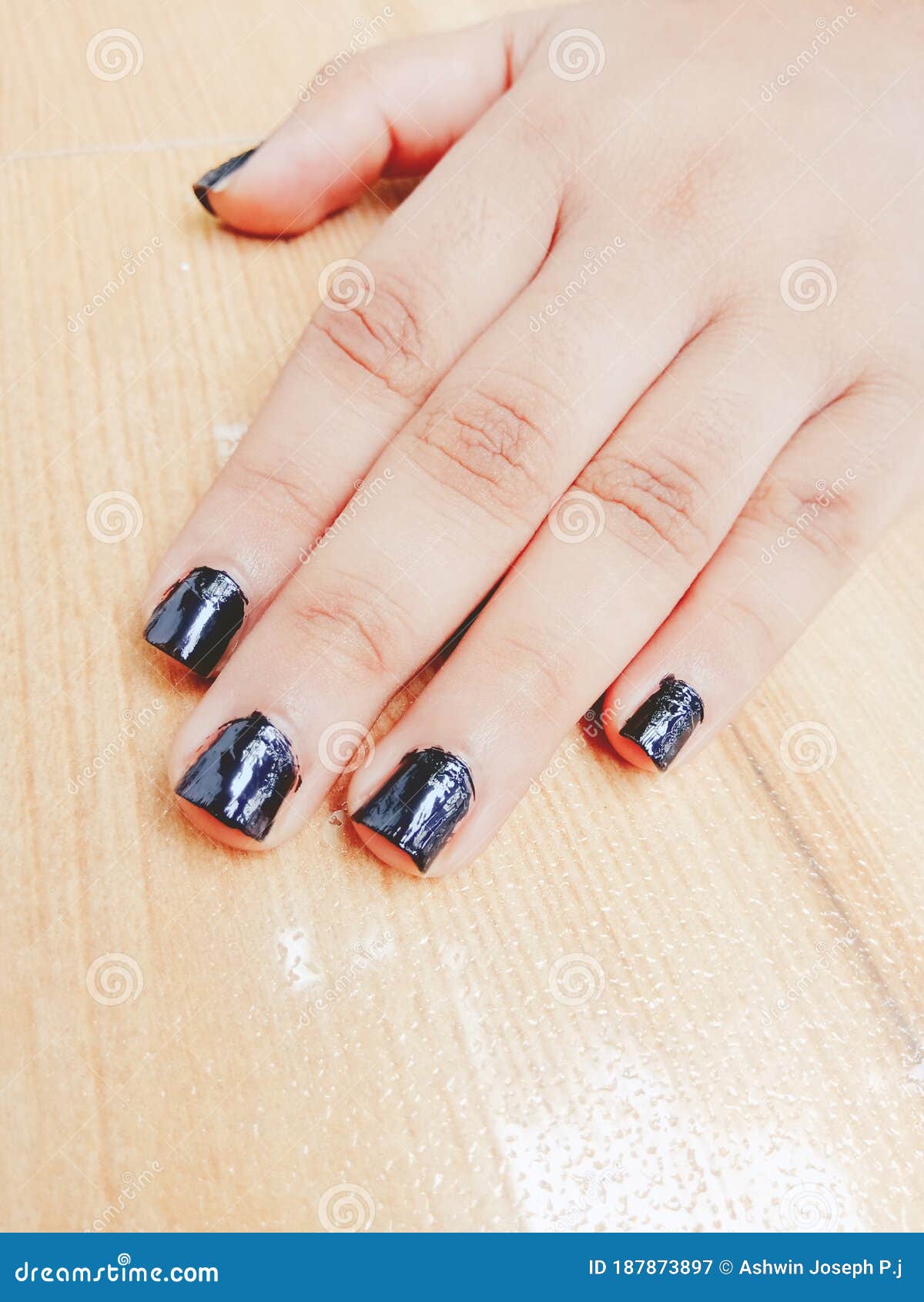 Una Mano Pulida Con Uñas Negras Sobre La Mesa. Imagen de archivo - Imagen  de anillo, dedos: 187873897