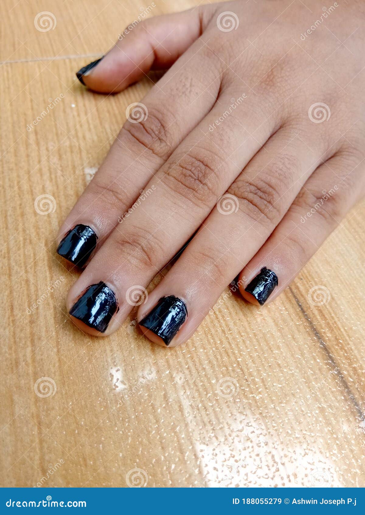 Una Mano Pulida Con Uñas Negras Sobre La Mesa. Imagen de archivo - Imagen  de manicura, mate: 188055279