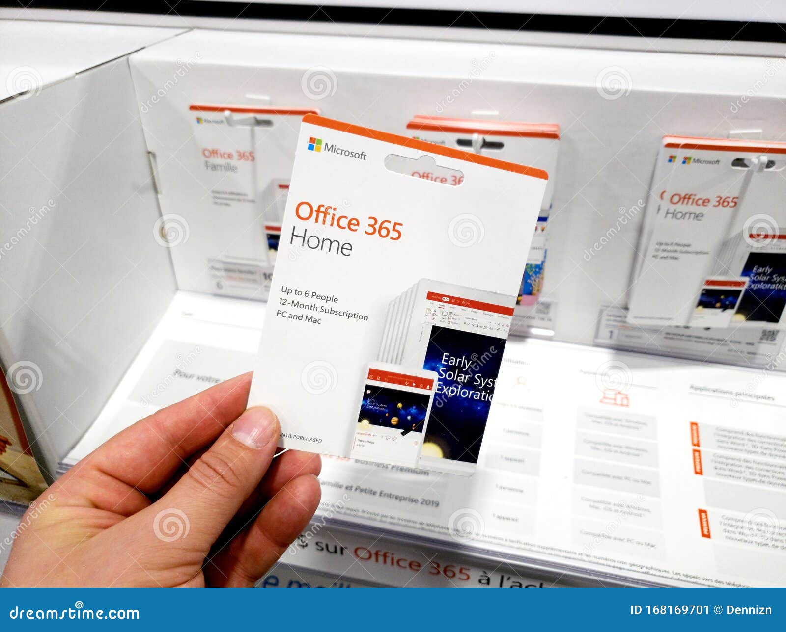 Una Mano Que Contiene Microsoft Office 365 Home Foto editorial - Imagen de  contenido, licencia: 168169701