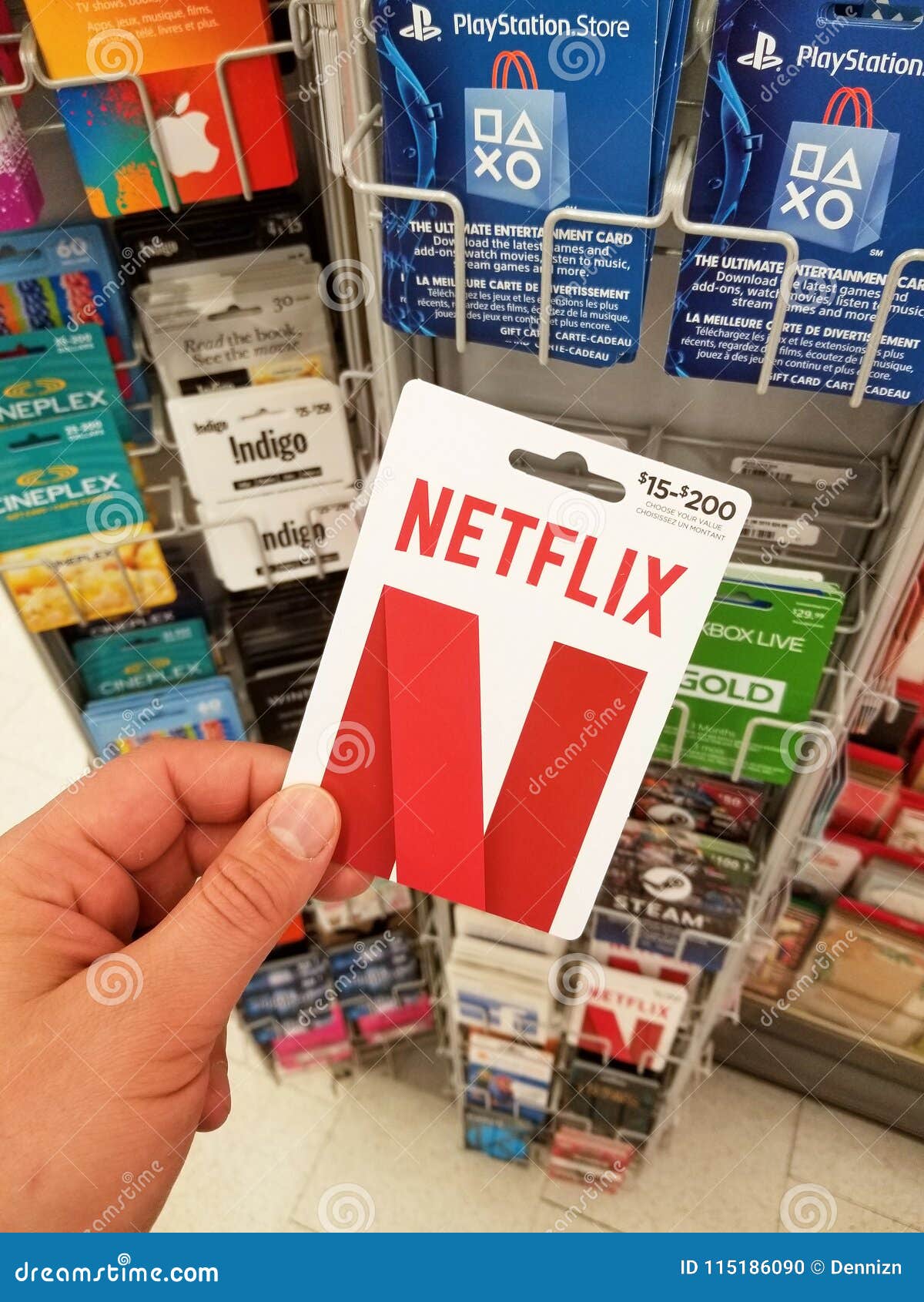 Una Mano Que Sostiene Un Carte Cadeaux De Netflix Imagen editorial