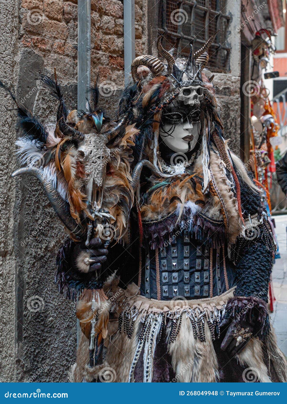 Una Modelo Vestida Con El Disfraz De Carnaval De Bruja Pagana Con Las  Pieles Y Plumas De La Escoria En Venice Italia Foto de archivo editorial -  Imagen de plumas, hermoso: 268049948