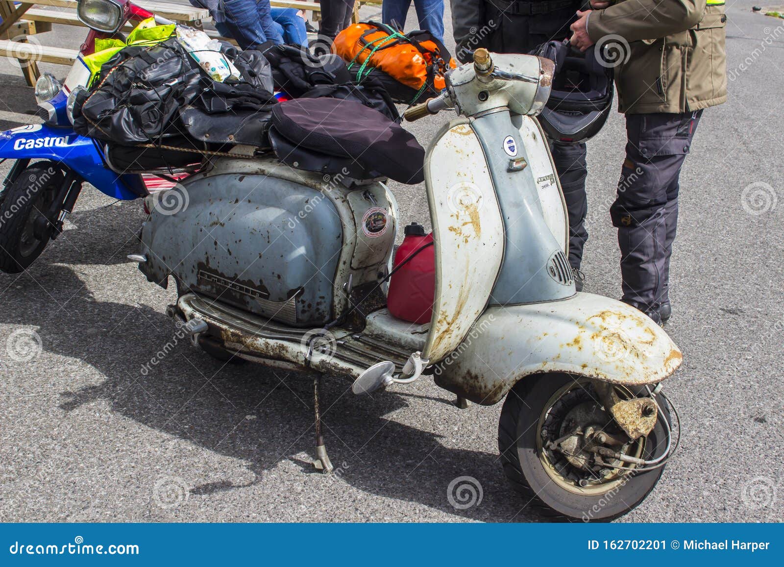 Una Moto Motor Scooter Original De Los Años 60 Foto - Imagen de costero: